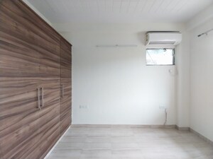 Room in 5 BHK Builder Floor at Vipul World Floors, Sector 48 – for Rent