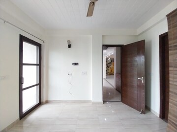 Room in 5 BHK Builder Floor at Vipul World Floors, Sector 48 – for Rent