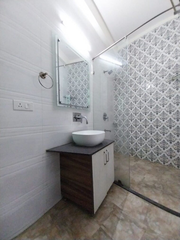 Bathroom, vipul-world-floors 5 Bedroom 2800 Sq.Ft. Builder Floor In Sector 48 Gurgaon 9228663