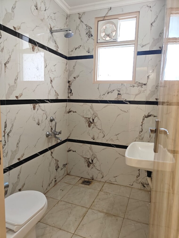 Bathroom, neb sarai 2 Bedroom 700 Sq.Ft. Builder Floor In Neb Sarai Delhi 9228674