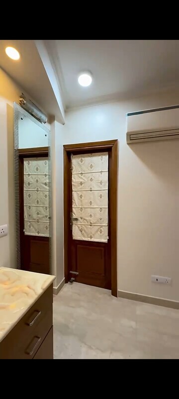 Room in 6 BHK Builder Floor at South Extension ii – for Rent
