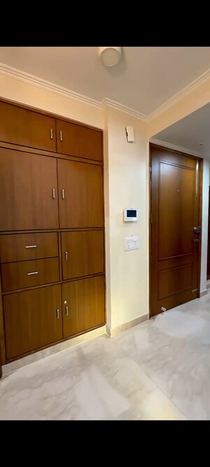 Furnished Amenities in 6 BHK Builder Floor at South Extension ii – for Rent