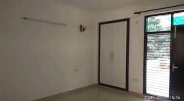 Room in 4 BHK Apartment at Abhinandan CGHS, Sector 51 – for Rent