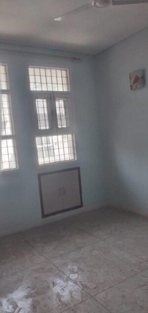 Room in 3 BHK Apartment at Unitech Residency Greens, Sector 46 – for Rent