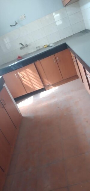 Furnished Amenities in 3 BHK Apartment at Unitech Residency Greens, Sector 46 – for Rent