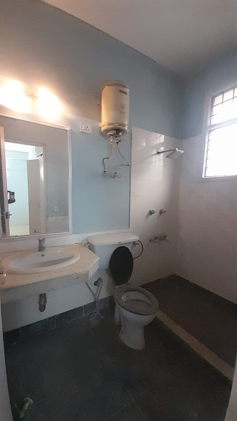 Bathroom, unitech-residency-greens 3 Bedroom 1200 Sq.Ft. Apartment In Sector 46 Gurgaon 9228758