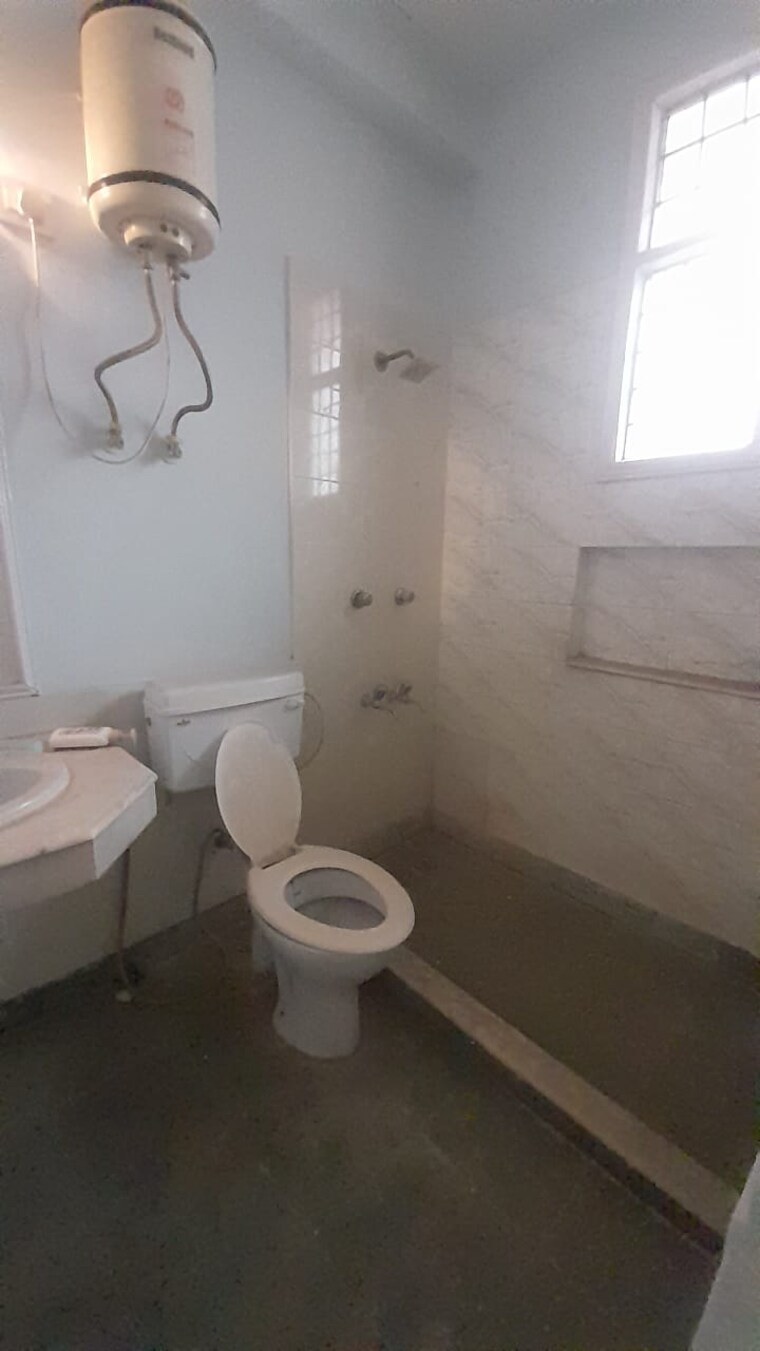 Bathroom, unitech-residency-greens 3 Bedroom 1200 Sq.Ft. Apartment In Sector 46 Gurgaon 9228758