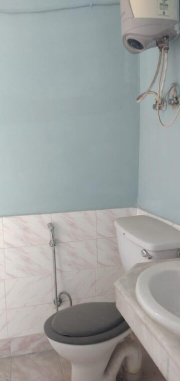 Bathroom in 3 BHK Apartment at Unitech Residency Greens, Sector 46 – for Rent