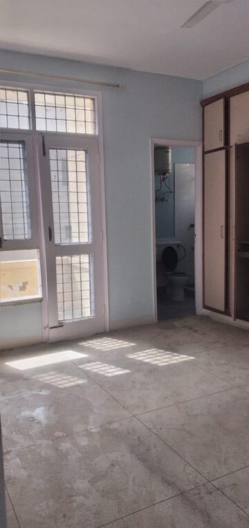 Room in 3 BHK Apartment at Unitech Residency Greens, Sector 46 – for Rent