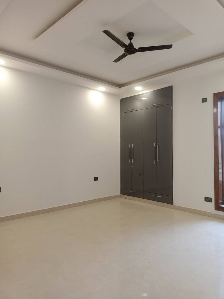 Room, green fields colony 3 Bedroom 250 Sq.Yd. Builder Floor In Green Fields Colony Faridabad 9228755