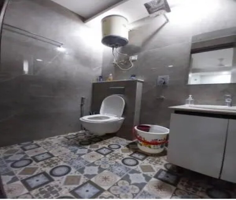 Bathroom, jawahar park 3.5 Bedroom 1050 Sq.Ft. Builder Floor In Jawahar Park Delhi 9228814
