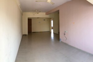 Room in 2 BHK Apartment at Nivara Deepanjali CHSL, Vile Parle East – for Rent