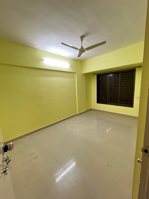 Room in 2 BHK Apartment at Nivara Deepanjali CHSL, Vile Parle East – for Rent
