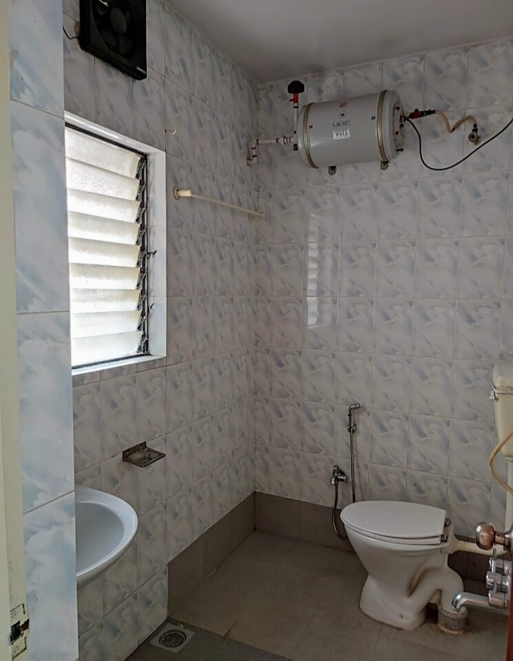 Bathroom, senapati bapat road 2 Bedroom 1000 Sq.Ft. Apartment In Senapati Bapat Road Pune 9229003
