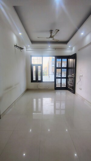 Room in 3 BHK Builder Floor at Sushant Lok 2, Sector 57 – for Rent