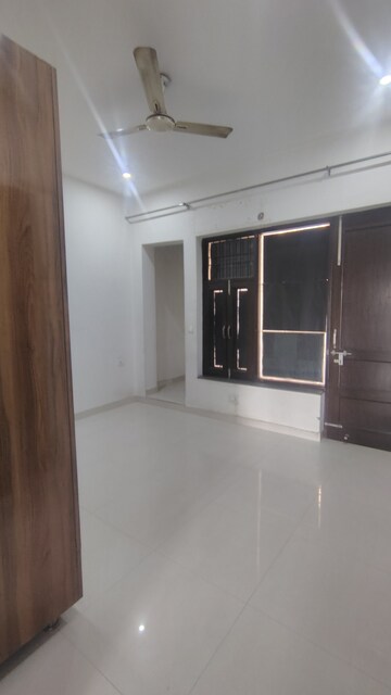 Furnished Amenities in 3 BHK Builder Floor at Sushant Lok 2, Sector 57 – for Rent