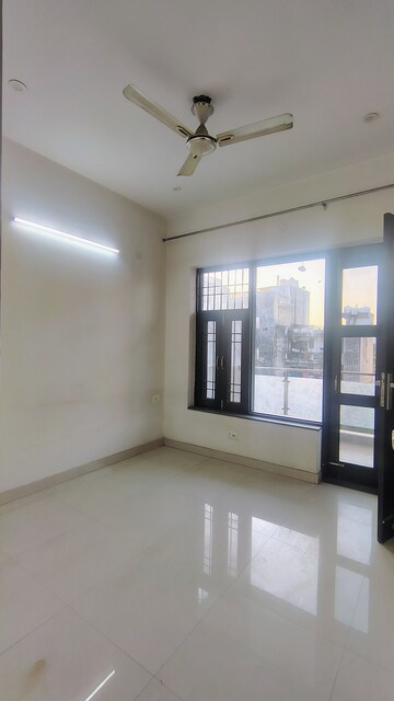 Room in 3 BHK Builder Floor at Sushant Lok 2, Sector 57 – for Rent
