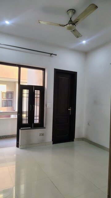 Room in 3 BHK Builder Floor at Sushant Lok 2, Sector 57 – for Rent