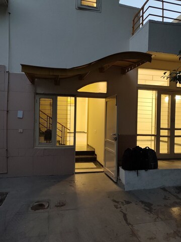 Team Area in 2.5 BHK Builder Floor at Unitech South City II, Sector 50 – for Rent