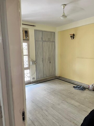 Room in 3 BHK Builder Floor at Unitech South City II, Sector 50 – for Rent