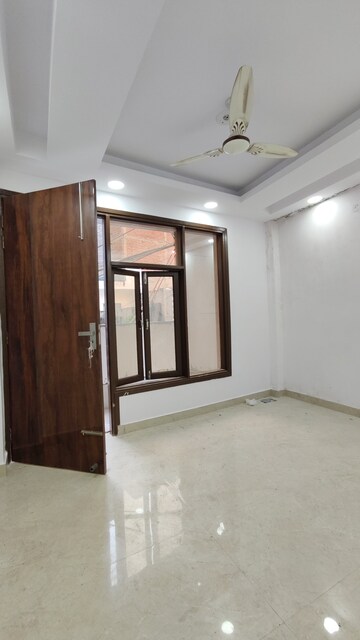 Room in 3 BHK Builder Floor at Govindpuri – for Rent