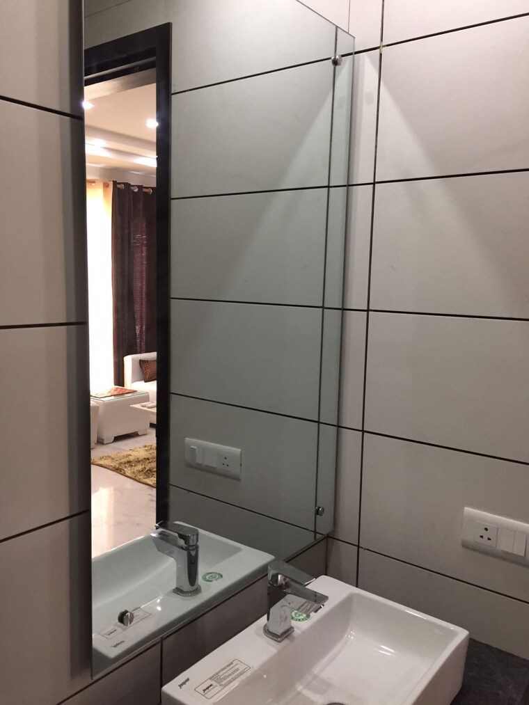 Attached Bathroom, lajpat nagar 4 3 Bedroom 1250 Sq.Ft. Apartment In Lajpat Nagar 4 Delhi 9229169