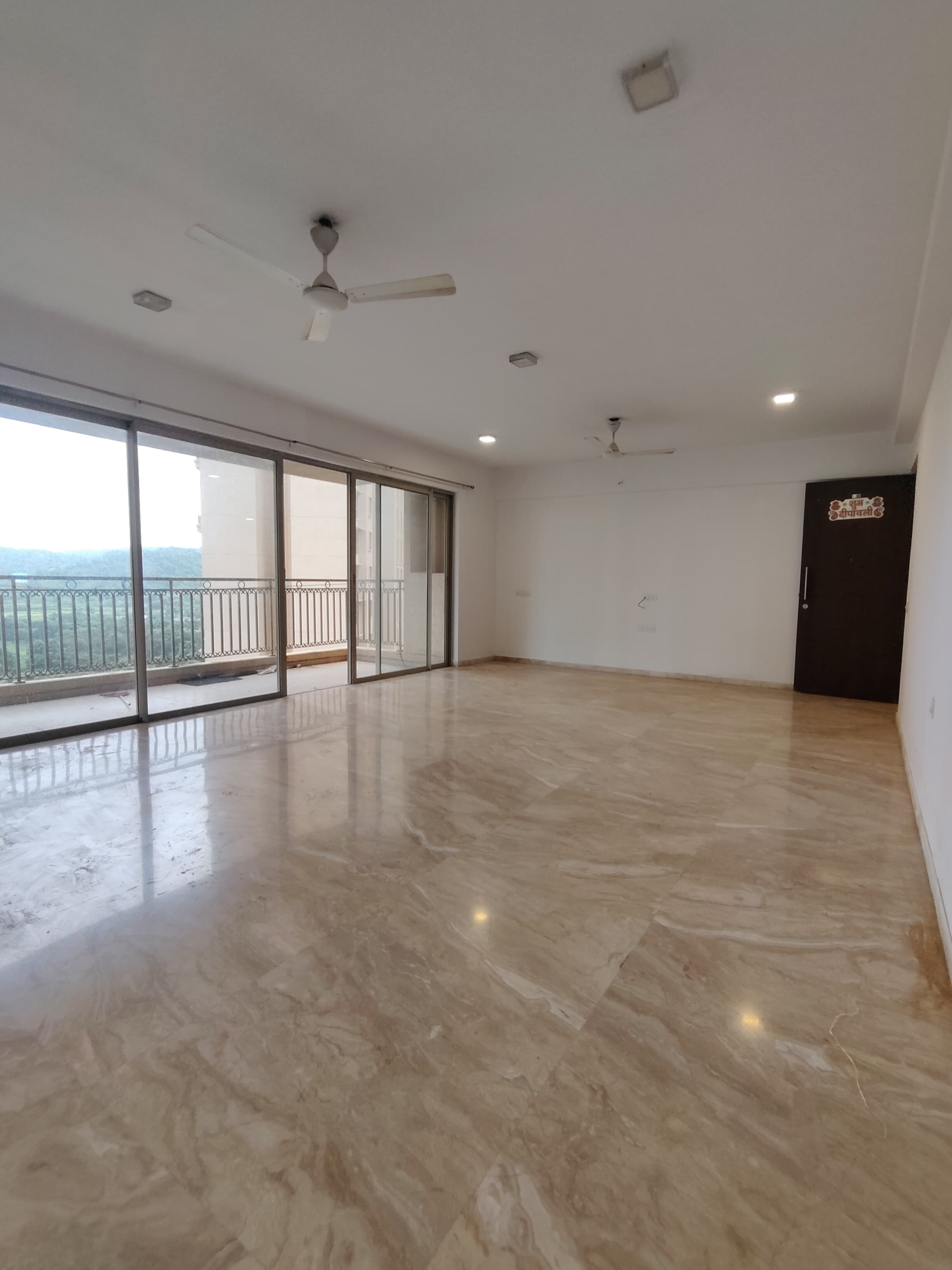 3 BHK + Servant Room Apartment For Rent in Hiranandani Fortune City