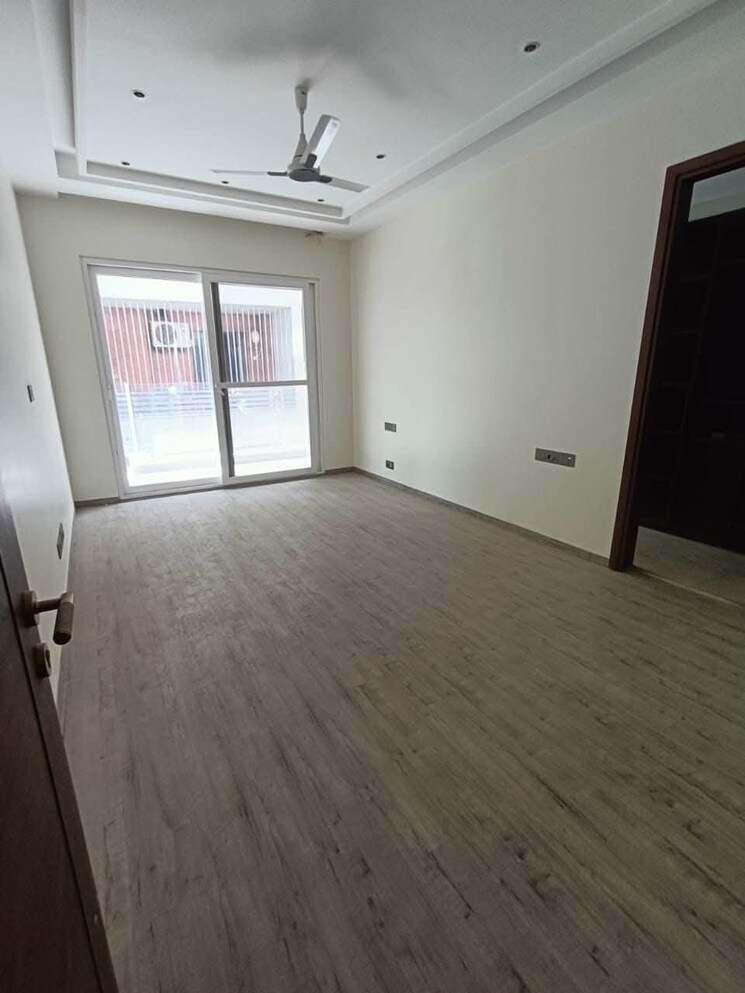 Room, sunstar-floors 3 Bedroom 300 Sq.Yd. Builder Floor In Sector 51 Gurgaon 9229369