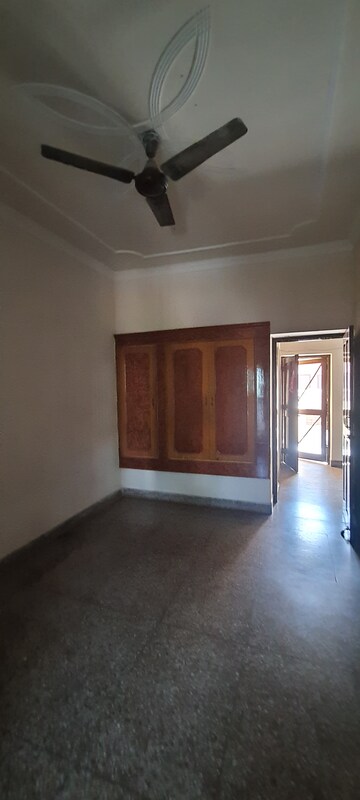 Furnished Amenities in 2.5 BHK Independent House at Sector 7 – for Rent