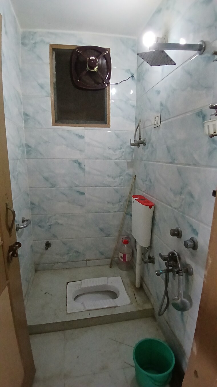 Bathroom, zakir nagar 3 Bedroom 810 Sq.Ft. Apartment In Zakir Nagar Delhi 9229399