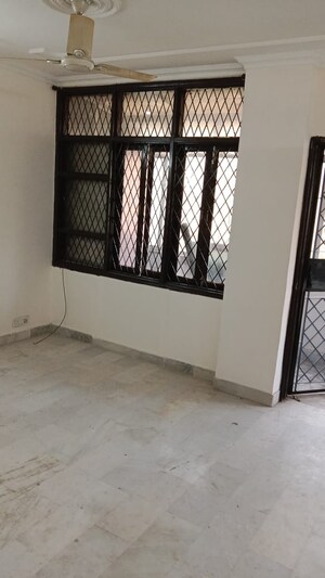 Room in 2 BHK Builder Floor at Chittaranjan Park – for Rent