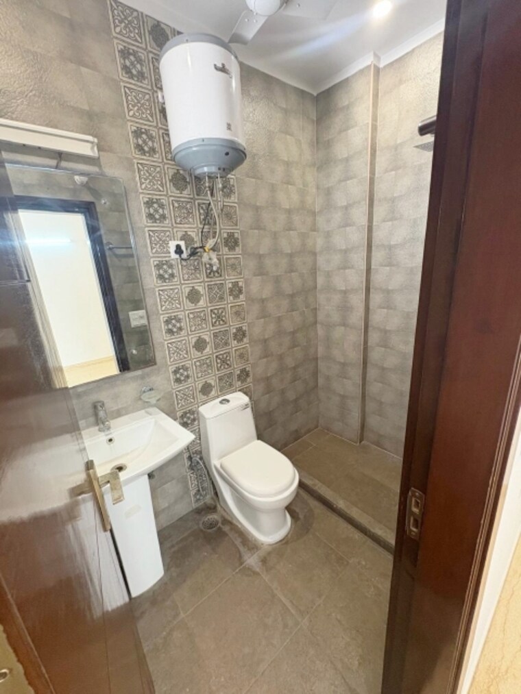 Bathroom, kalkaji 2 Bedroom 1000 Sq.Ft. Builder Floor In Kalkaji Delhi 9229434