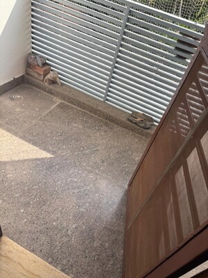 2 BHK Apartment – Entrance View at Kalkaji - for Rent