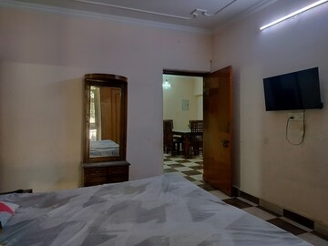 Room in 4 BHK Apartment at Sarita Vihar – for Rent