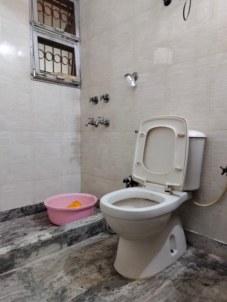 Bathroom, sarita vihar 4 Bedroom 1700 Sq.Ft. Apartment In Sarita Vihar Delhi 9229449