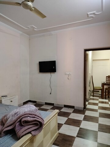 Room in 4 BHK Apartment at Sarita Vihar – for Rent
