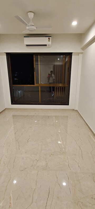 Room in 3 BHK Apartment at Fortune Heritage, Bandra West – for Rent