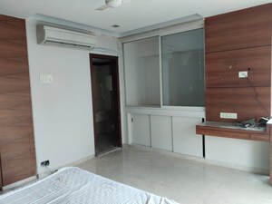 Room in 3 BHK Apartment at Vaswani Belvedere, Bandra West – for Rent