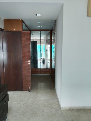 Room in 3 BHK Apartment at Vaswani Belvedere, Bandra West – for Rent