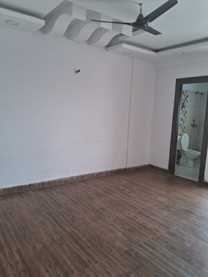 Room in 3 BHK Apartment at Amrapali Crystal Homes, Sector 76 – for Rent