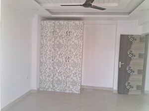 Room in 3 BHK Apartment at Amrapali Crystal Homes, Sector 76 – for Rent