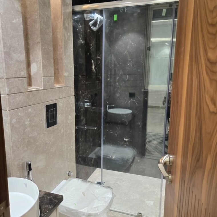 Bathroom, model town phase 2 3 Bedroom 200 Sq.Yd. Builder Floor In Model Town Phase 2 Delhi 9229570