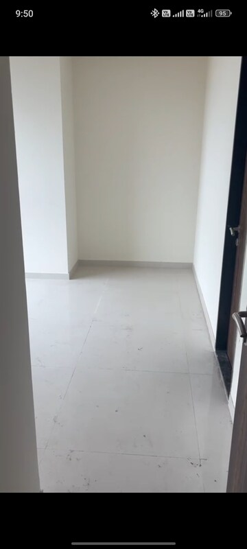Room in 6 BHK Apartment at Sheth Zuri, Laxmi Nagar – for Rent