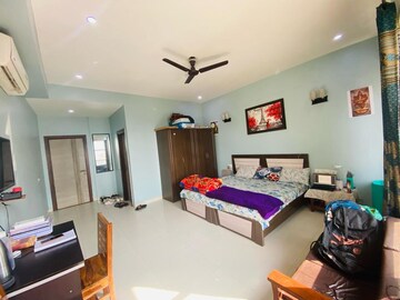 Master Bedroom in 1 BHK Independent House at Tulip Mall, Sector 46 – for Rent