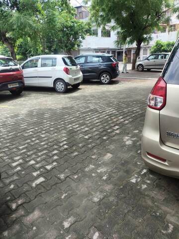 Parking in 1 BHK Independent House at Tulip Mall, Sector 46 – for Rent
