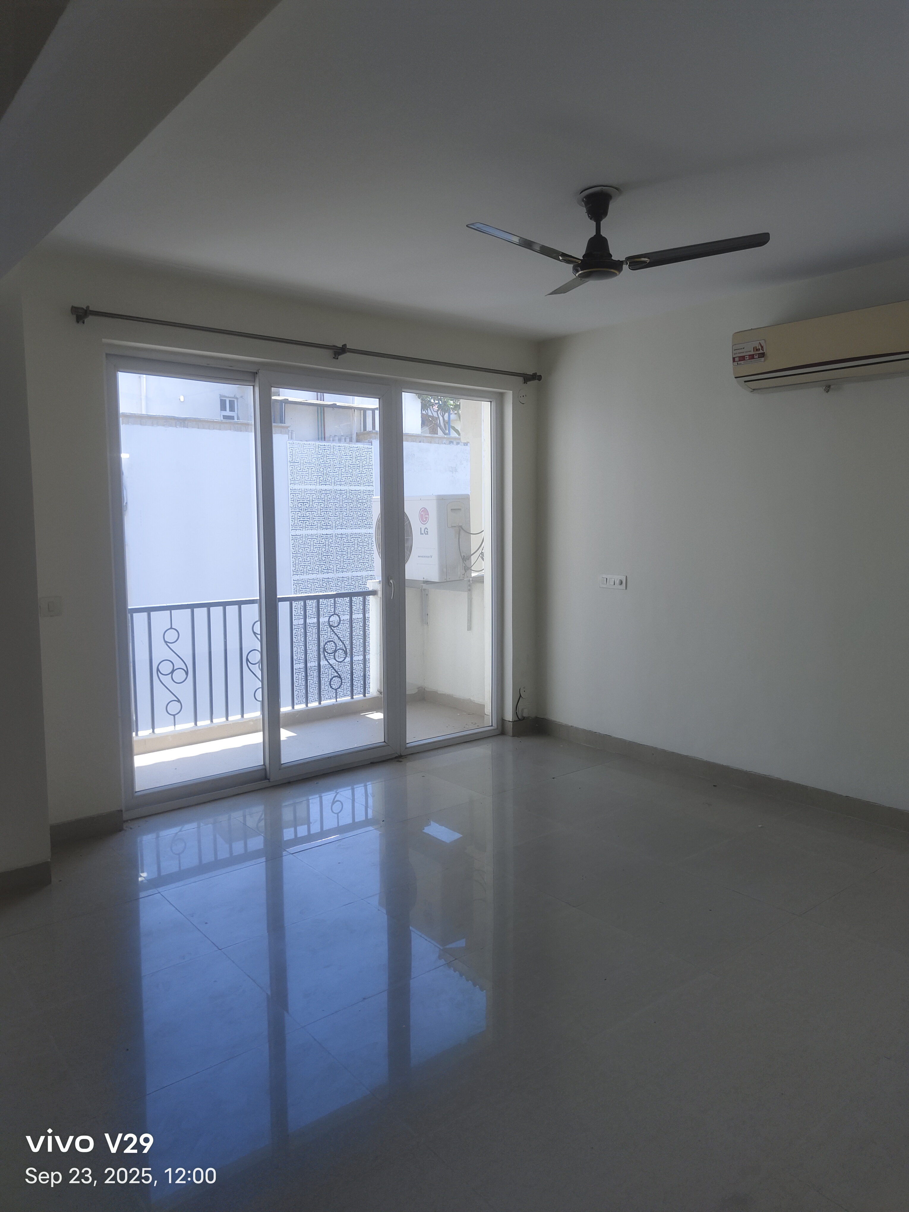 4 BHK + Servant Room Apartment For Rent in DLF Trinity Towers