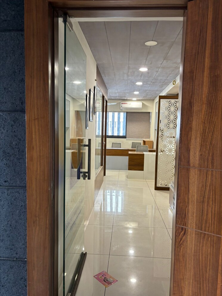 Team Area, ellis bridge Commercial Office Space 780 Sq.Ft. In Ellis Bridge Ahmedabad 9230036