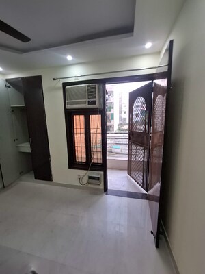 Room in 3 BHK Builder Floor at Mahavir Enclave – for Rent