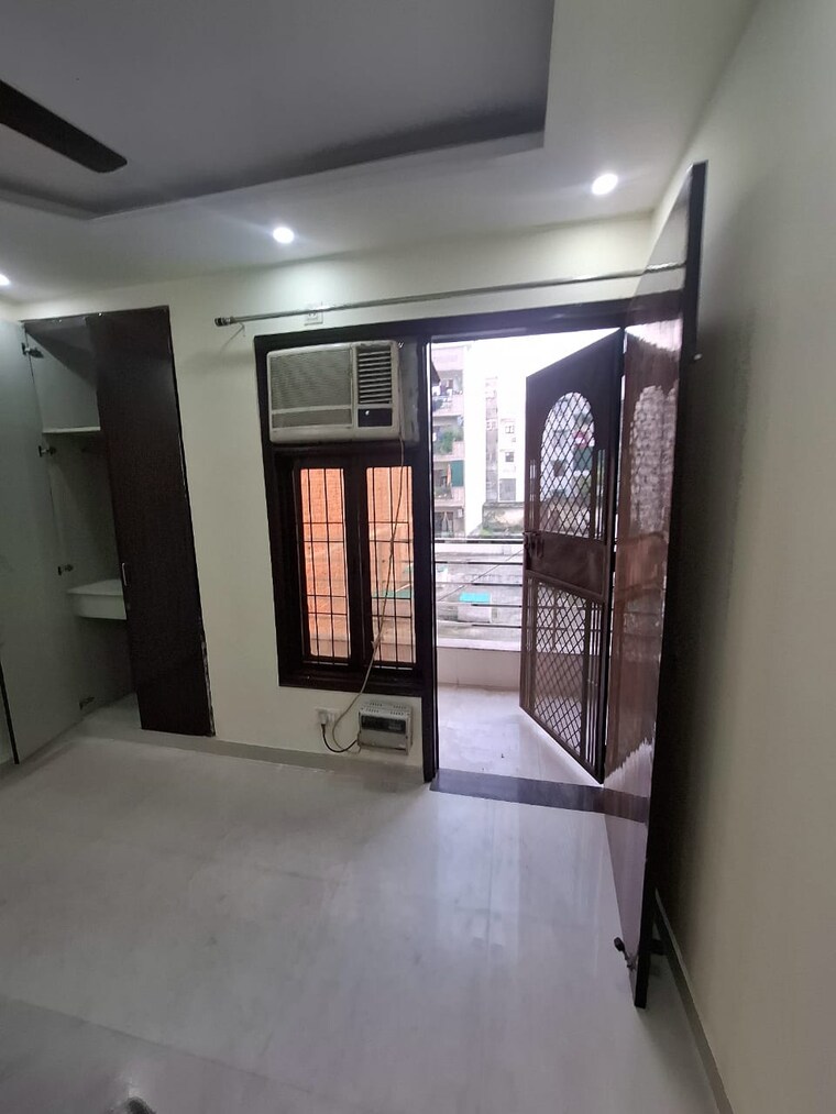 Room, mahavir enclave 3 Bedroom 900 Sq.Ft. Builder Floor In Mahavir Enclave Delhi 9230056