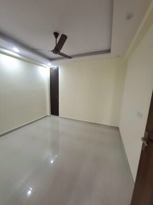 Room in 3 BHK Builder Floor at Mahavir Enclave – for Rent